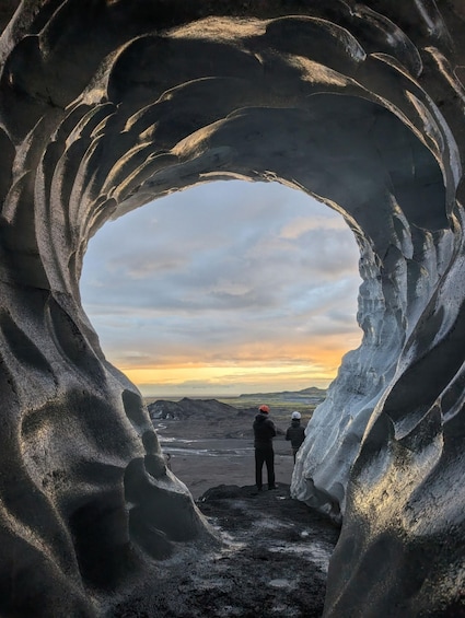 Una cueva de hielo con un arco natural. 3
