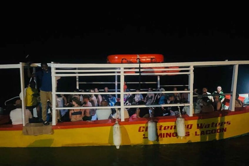 Ein Boot mit Personen an Bord, mit der Aufschrift 'Catering Waters'. 1