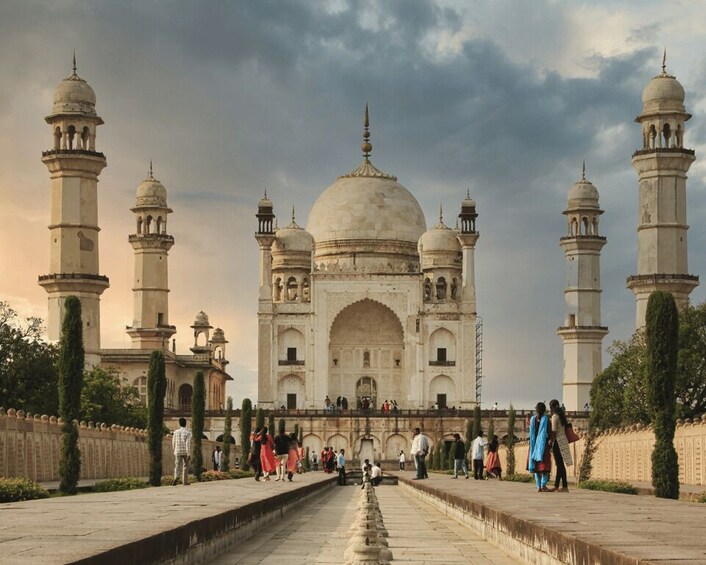 The Taj Mahal with four minarets, a central dome, and a large entrance gateway. 2