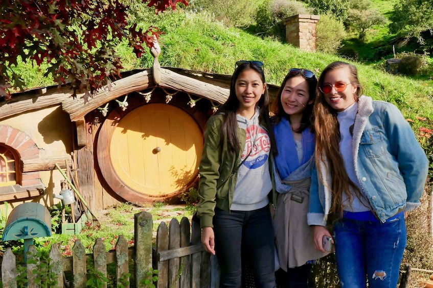 From Auckland: Hobbiton & Waitomo Caves Full-Day Trip 1
