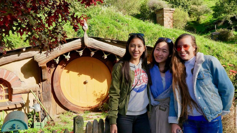 From Auckland: Hobbiton & Waitomo Caves Full-Day Trip 1