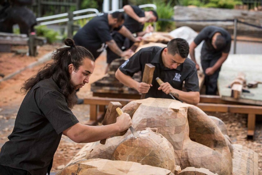 Des personnes sculptent des œuvres en bois en plein air. 3