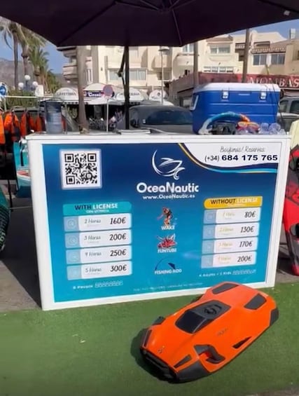 Un código QR, un cartel de Ocean Nautic y una lista de precios para alquiler de barcos. 2