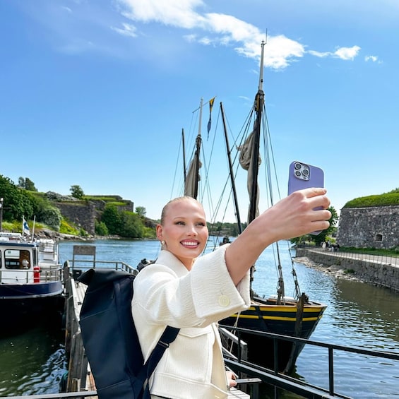From Helsinki: Round-Trip Ferry Ticket to Suomenlinna 2