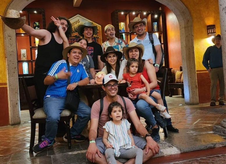 Eine Gruppe von Personen posiert für ein Foto in einem Restaurant mit rustikalem Interieur und Steinfußboden. 1