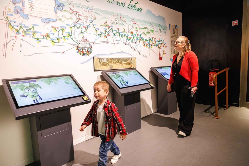 Eine Museumsausstellung mit interaktiven Elementen und einer großen Karte an der Wand. 4