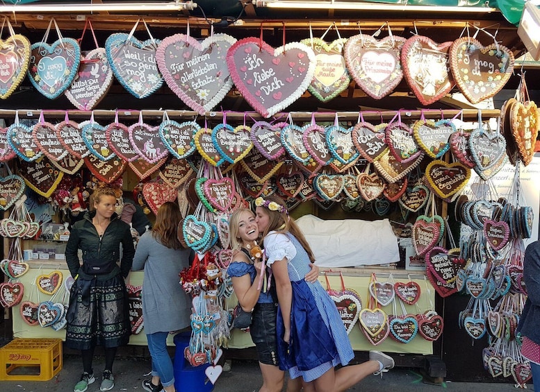 Myyntipöytä, jossa on sydämenmuotoisia koristeita ja erilaisia tuotteita. 2