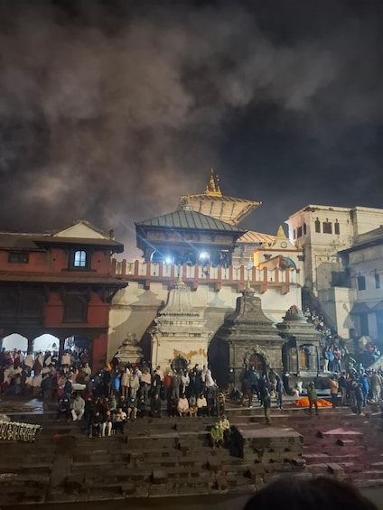 Een drukke marktplaats met traditionele architectuur en een opvallende tempel. 2