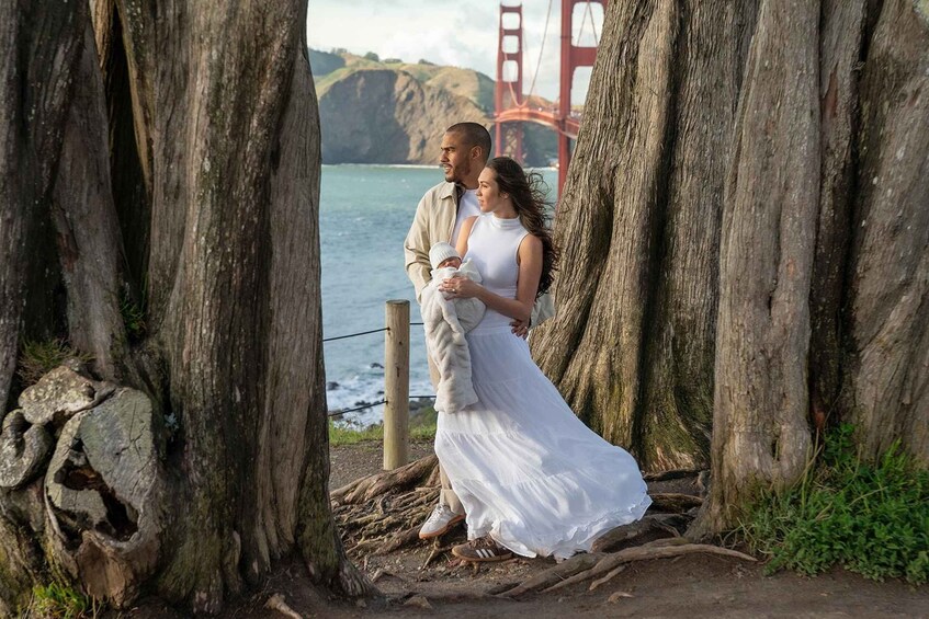 Pariskunta halailee toisiaan puun vieressä, ja taustalla näkyy Golden Gate -silta. 2