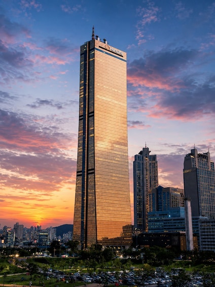Picture 6 for Activity Seoul Han River Night Cruise: 63 Building & Gwangjang Market 3