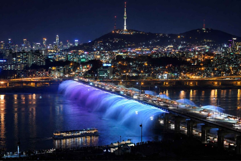 Picture 4 for Activity Seoul: Nighttime Tour of Palace, Market, Naksan Park & More 5