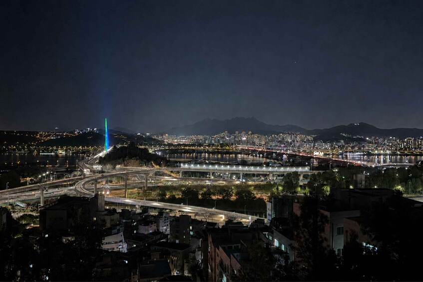 Picture 8 for Activity Seoul: Nighttime Tour of Palace, Market, Naksan Park & More 3