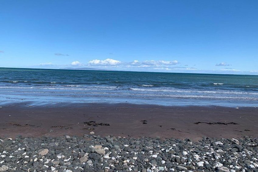 Una playa con piedras y el océano. 5