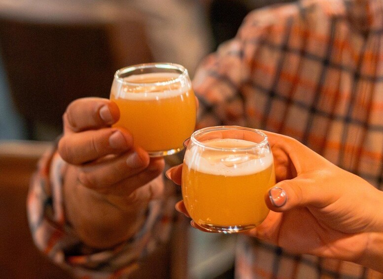 Deux personnes tenant des verres de bière. 2