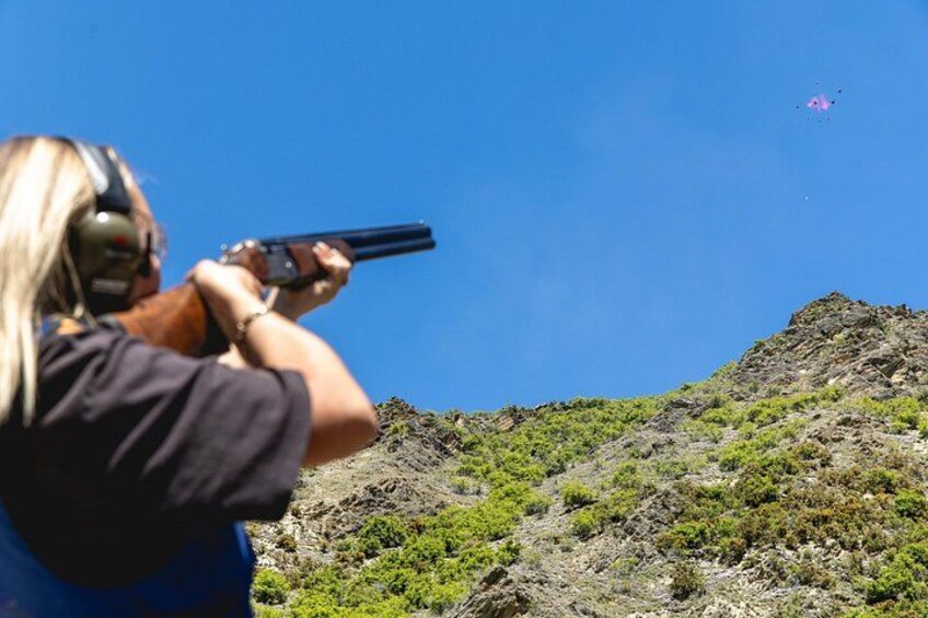 Une personne qui vise une cible avec un pistolet dans une zone montagneuse. 2