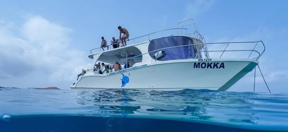 Daymaniyat Snorkel + BBQ: Catamaran w/ Sundeck & Toilets 1