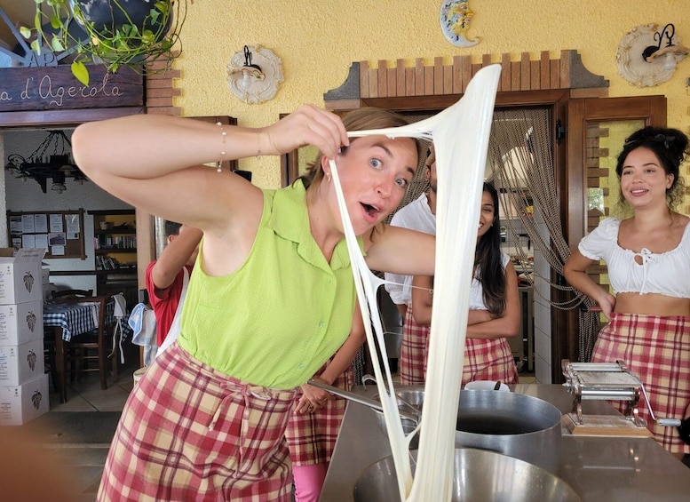 Una persona stende la pasta in cucina. 1