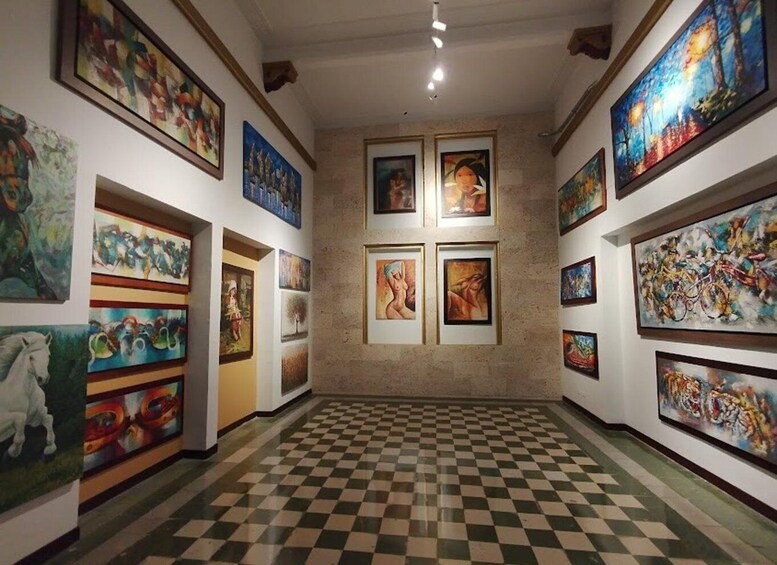 Una galeria d'art amb un terra de taules de joc i diverses pintures a les parets. 2