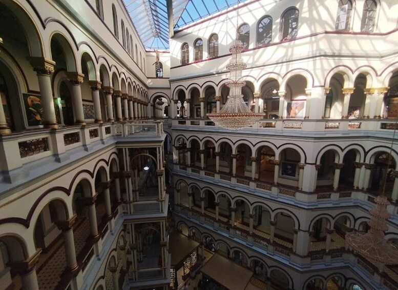 Un atrium de diversos nivells amb balcons arquejats i un lluminària central. 3