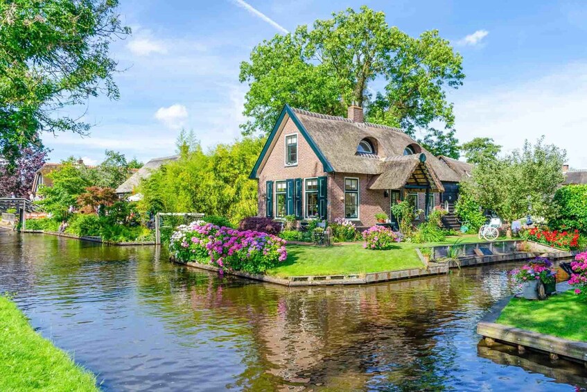 Picture 1 for Activity Giethoorn: Self-Drive Boat Rental for up to 8 People 2