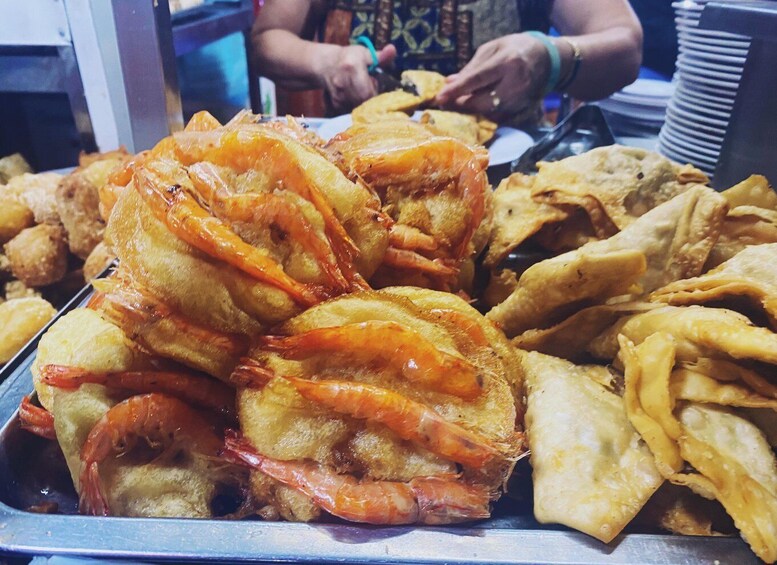 Una bandeja con mariscos fritos, incluyendo camarones y pescado. 5