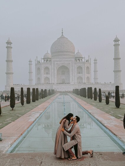 Una pareja besándose frente al Taj Mahal. 5