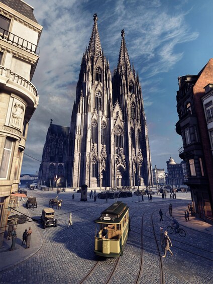 Eine historische Kathedrale mit feiner gotischer Architektur, eine Straßenbahn, Kopfsteinpflasterstraßen und historische Gebäude. 2