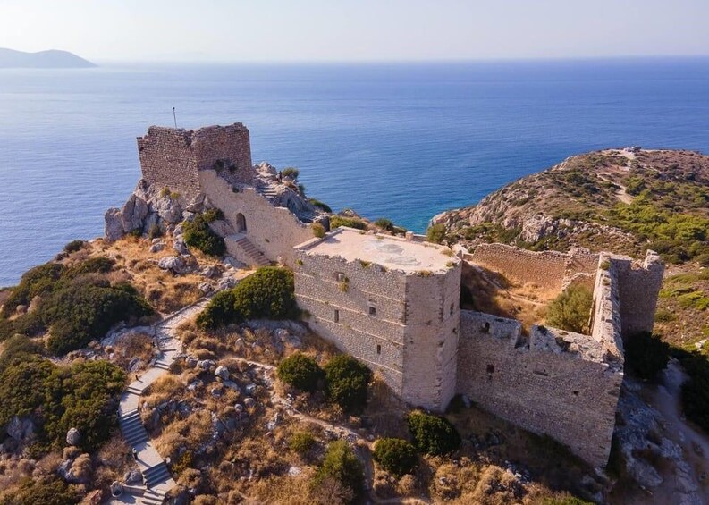 Une forteresse historique en pierre, dominant une zone côtière et offrant une vue dégagée sur la mer. 2