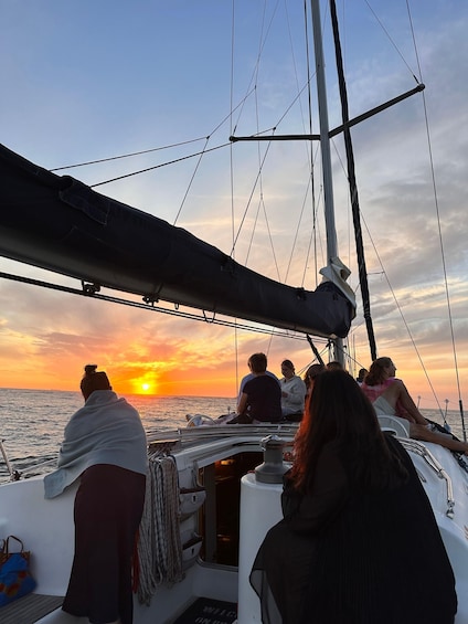 Un velero con gente en la cubierta al atardecer. 4