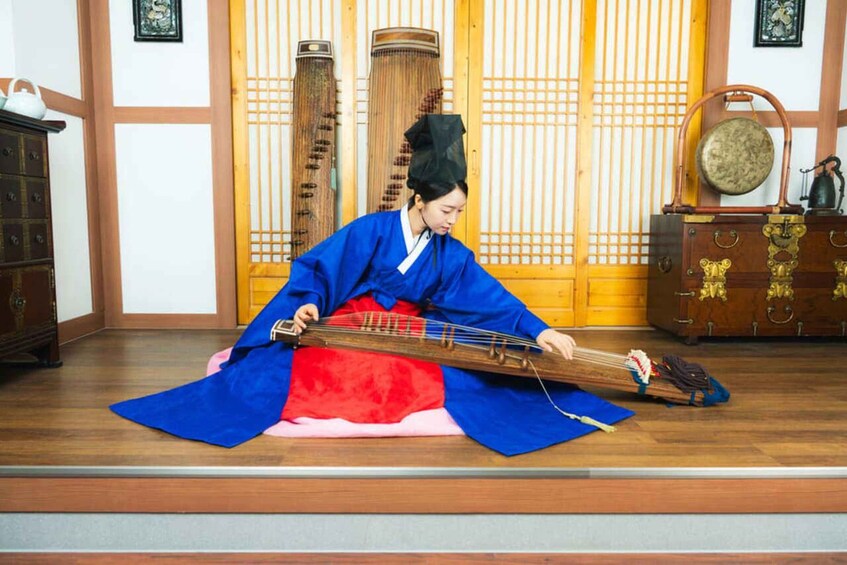 Picture 6 for Activity Seoul:Traditional Korean Royal Perfomance Experience JINYEON 2
