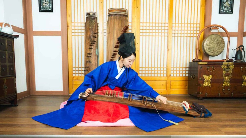 Picture 6 for Activity Seoul:Traditional Korean Royal Perfomance Experience JINYEON 2