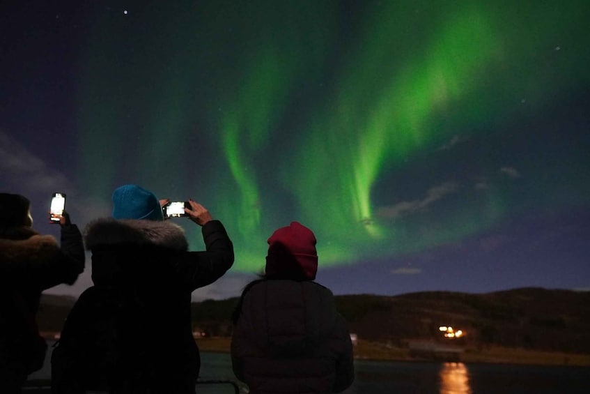 Personas observando las auroras boreales. 3
