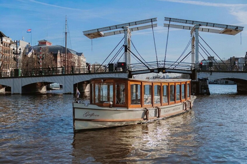 Un bateau nommé « Griffioen » navigue sur un canal, et un pont enjambe ce canal. 4
