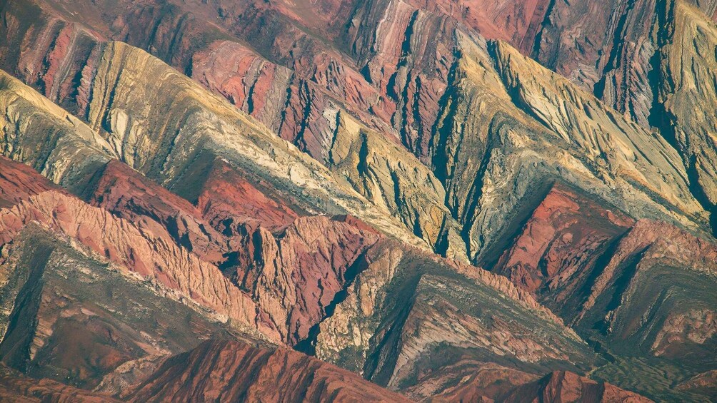 Una cordillera escarpada con capas de roca claramente diferenciadas. 5