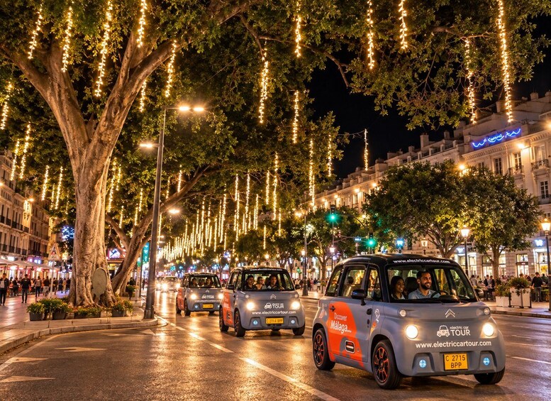 En stadsgata på natten med elektriska sightseeingbilar och ljusslingor. 3