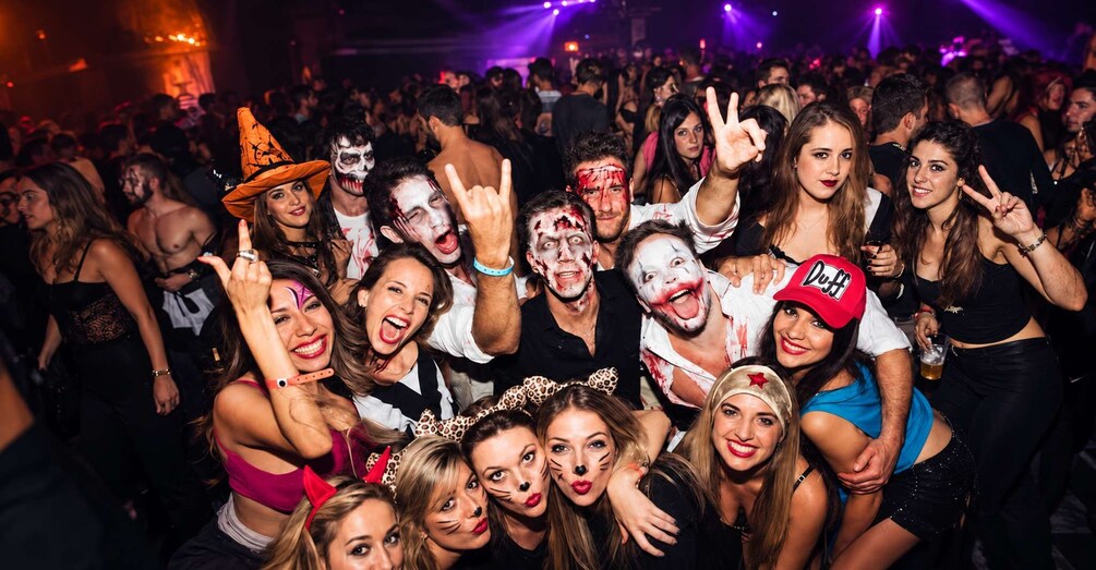 Madrid: Guided Pub Crawl Experience and Club Entry 1