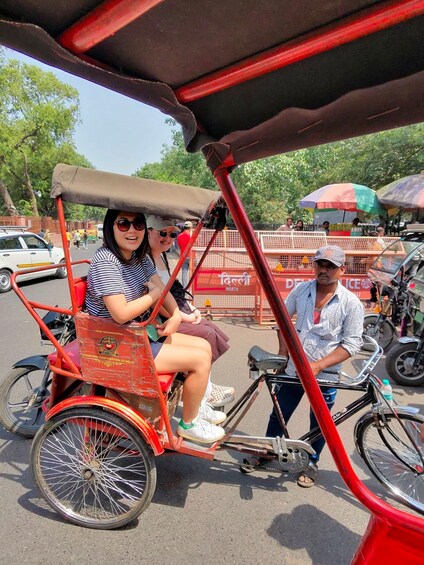 Delhi: Private Guided Shopping Tour with Female Expert 1