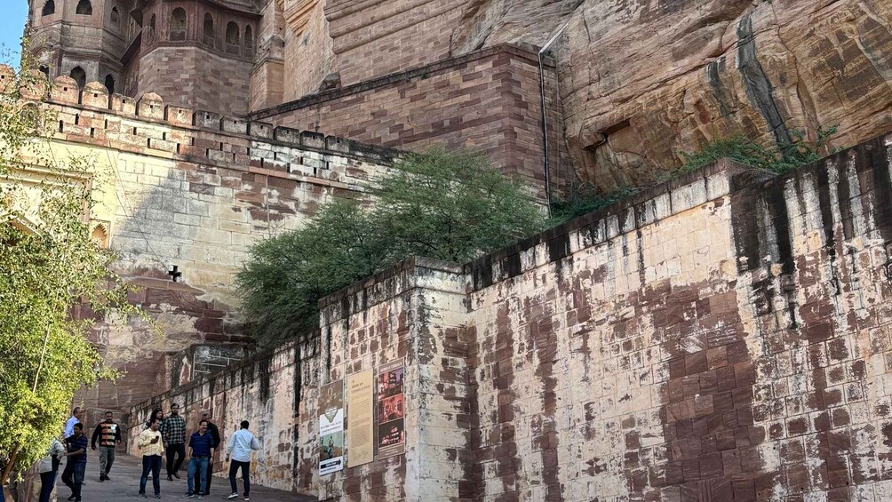 Un fort historique où les visiteurs peuvent se promener le long d’un sentier. 2