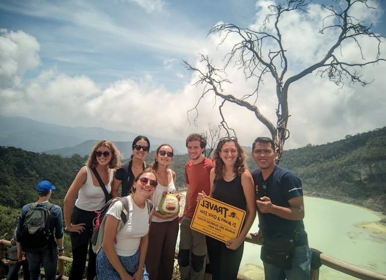 A group of people standing on a wooden platform with a sign that reads "TRAVERTIN" and "SUNSHINE & GOOD FOOD." 5
