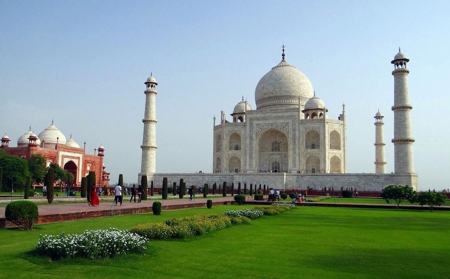 De Taj Mahal met zijn vier minaretten, het rode Taj Mahal poortje en de omliggende Mughal-tuinen. 1