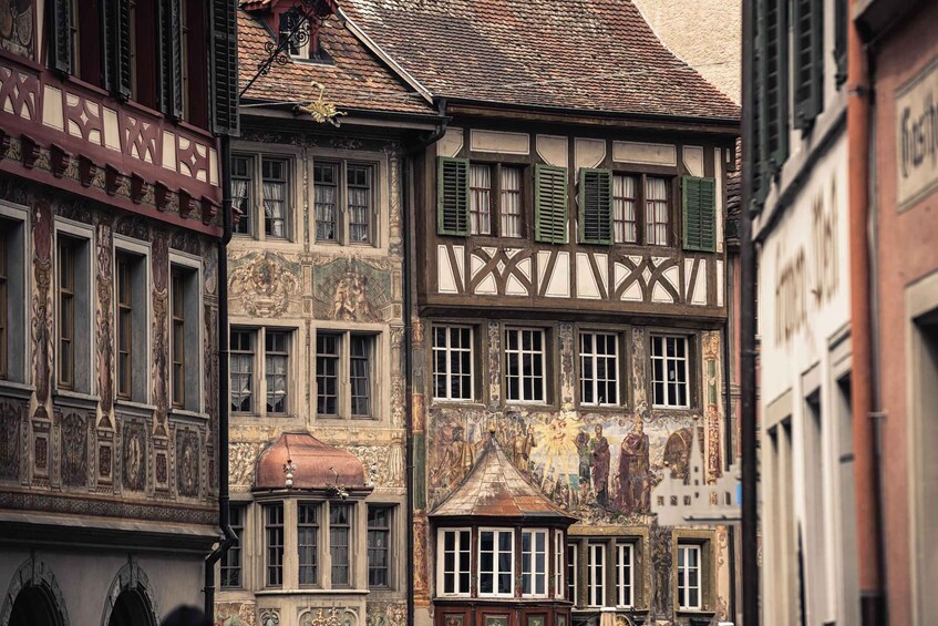 Eine historische europäische Straße mit Fachwerkhäusern, kunstvollen Fassaden und einem Kopfsteinpflaster. 5