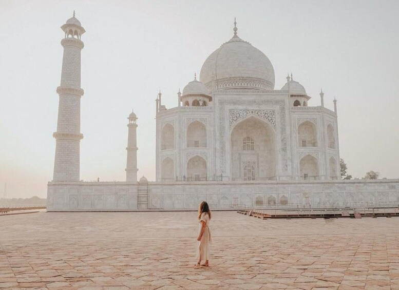 Le Taj Mahal, avec une personne debout au premier plan. 4