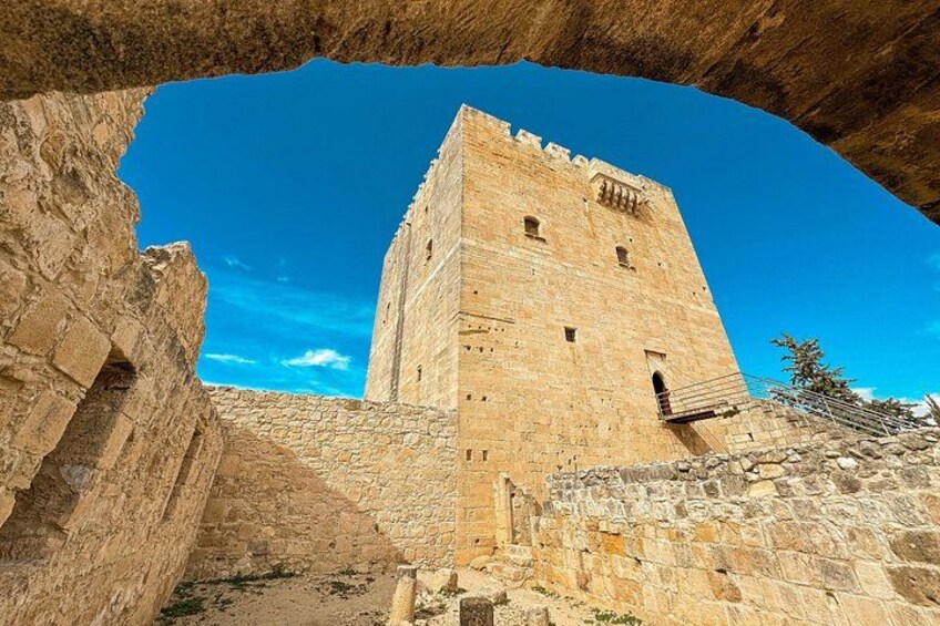Una torre de piedra con un cielo azul despejado al fondo. 5