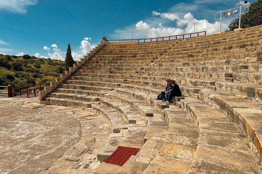 Un antiguo anfiteatro con escalones de piedra y una alfombra roja. 4