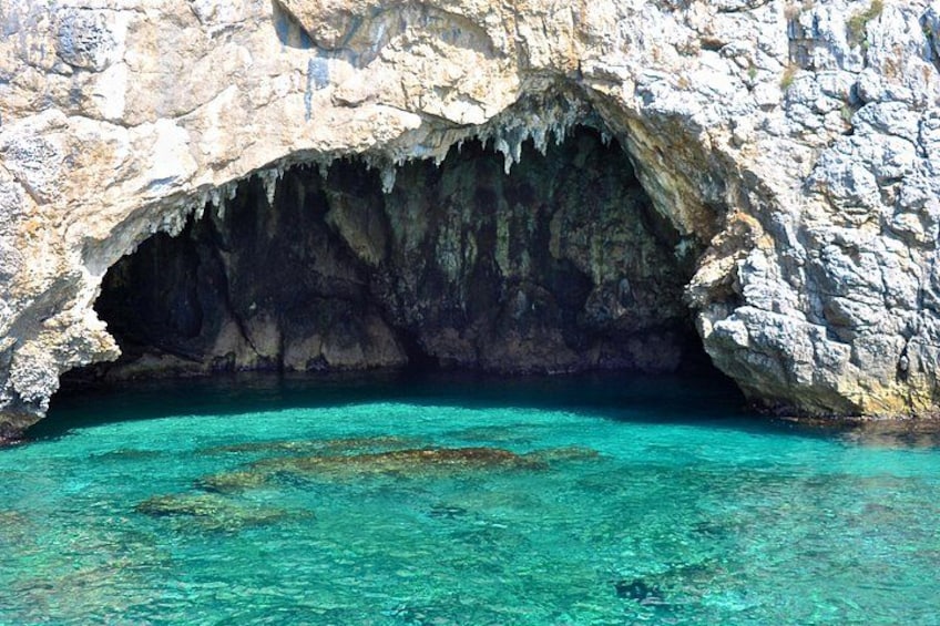 Een natuurlijke grotopening met helder turquoise water. 4