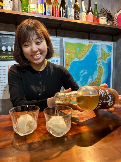 Une personne qui verse une boisson dans un verre. 1