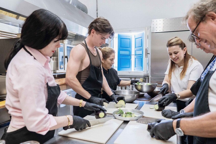 Un grupo de personas preparando comida en una cocina. 4