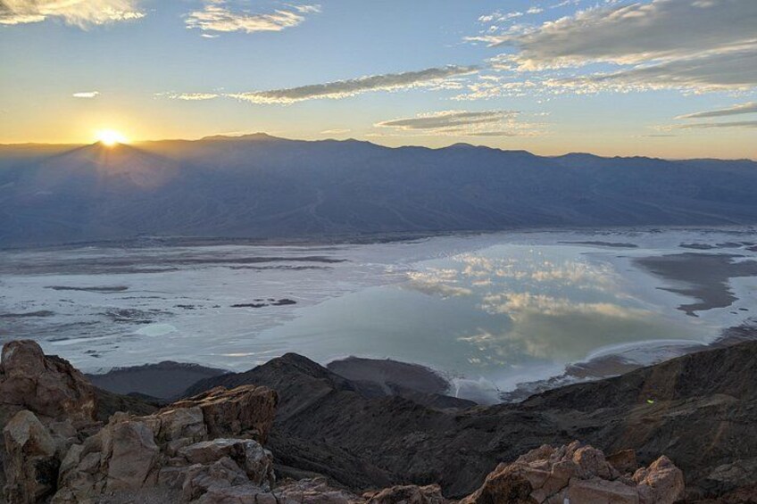 Una cordillera con un lago que refleja la luz del atardecer. 4