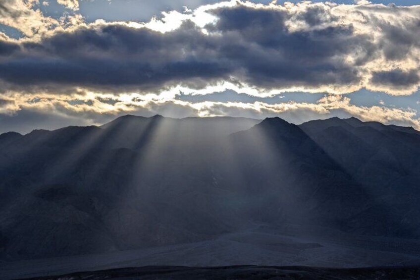 Cordillera con luz del sol filtrándose entre nubes. 2
