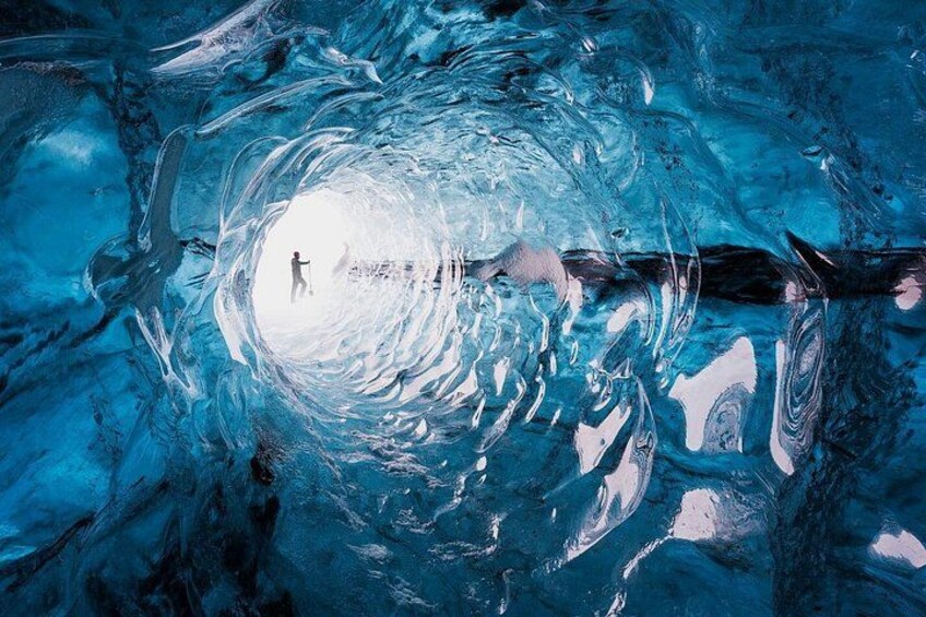 Iemand zwemt in een heldere blauwe watertunnel. 2